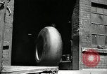 Standbild Arbeitnehmer rolling große Reifen Schläuche Akron Ohio USA, 1941, aus Sekunde 4 historischem Filmmaterial Videoclip 65675030483