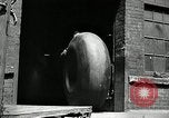 Standbild Arbeitnehmer rolling große Reifen Schläuche Akron Ohio USA, 1941, aus Sekunde 5 historischem Filmmaterial Videoclip 65675030483