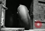 Standbild Arbeitnehmer rolling große Reifen Schläuche Akron Ohio USA, 1941, aus Sekunde 6 historischem Filmmaterial Videoclip 65675030483