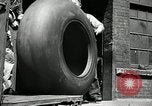 Standbild Arbeitnehmer rolling große Reifen Schläuche Akron Ohio USA, 1941, aus Sekunde 7 historischem Filmmaterial Videoclip 65675030483