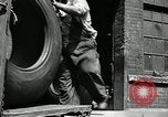 Standbild Arbeitnehmer rolling große Reifen Schläuche Akron Ohio USA, 1941, aus Sekunde 8 historischem Filmmaterial Videoclip 65675030483