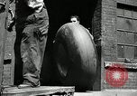 Standbild Arbeitnehmer rolling große Reifen Schläuche Akron Ohio USA, 1941, aus Sekunde 9 historischem Filmmaterial Videoclip 65675030483