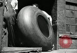 Standbild Arbeitnehmer rolling große Reifen Schläuche Akron Ohio USA, 1941, aus Sekunde 10 historischem Filmmaterial Videoclip 65675030483