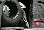 Standbild Arbeitnehmer rolling große Reifen Schläuche Akron Ohio USA, 1941, aus Sekunde 11 historischem Filmmaterial Videoclip 65675030483