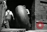 Standbild Arbeitnehmer rolling große Reifen Schläuche Akron Ohio USA, 1941, aus Sekunde 12 historischem Filmmaterial Videoclip 65675030483