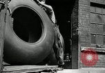 Standbild Arbeitnehmer rolling große Reifen Schläuche Akron Ohio USA, 1941, aus Sekunde 13 historischem Filmmaterial Videoclip 65675030483