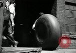Standbild Arbeitnehmer rolling große Reifen Schläuche Akron Ohio USA, 1941, aus Sekunde 14 historischem Filmmaterial Videoclip 65675030483