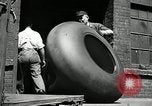 Standbild Arbeitnehmer rolling große Reifen Schläuche Akron Ohio USA, 1941, aus Sekunde 15 historischem Filmmaterial Videoclip 65675030483