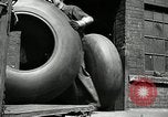 Standbild Arbeitnehmer rolling große Reifen Schläuche Akron Ohio USA, 1941, aus Sekunde 16 historischem Filmmaterial Videoclip 65675030483