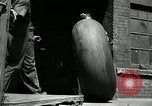 Standbild Arbeitnehmer rolling große Reifen Schläuche Akron Ohio USA, 1941, aus Sekunde 17 historischem Filmmaterial Videoclip 65675030483
