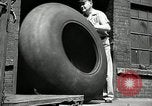 Standbild Arbeitnehmer rolling große Reifen Schläuche Akron Ohio USA, 1941, aus Sekunde 18 historischem Filmmaterial Videoclip 65675030483