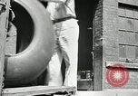 Standbild Arbeitnehmer rolling große Reifen Schläuche Akron Ohio USA, 1941, aus Sekunde 19 historischem Filmmaterial Videoclip 65675030483