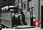 Standbild Arbeitnehmer rolling große Reifen Schläuche Akron Ohio USA, 1941, aus Sekunde 20 historischem Filmmaterial Videoclip 65675030483
