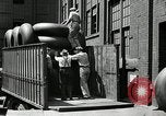 Standbild Arbeitnehmer rolling große Reifen Schläuche Akron Ohio USA, 1941, aus Sekunde 21 historischem Filmmaterial Videoclip 65675030483