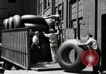 Standbild Arbeitnehmer rolling große Reifen Schläuche Akron Ohio USA, 1941, aus Sekunde 23 historischem Filmmaterial Videoclip 65675030483