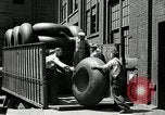 Standbild Arbeitnehmer rolling große Reifen Schläuche Akron Ohio USA, 1941, aus Sekunde 24 historischem Filmmaterial Videoclip 65675030483