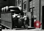 Standbild Arbeitnehmer rolling große Reifen Schläuche Akron Ohio USA, 1941, aus Sekunde 25 historischem Filmmaterial Videoclip 65675030483