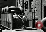 Standbild Arbeitnehmer rolling große Reifen Schläuche Akron Ohio USA, 1941, aus Sekunde 26 historischem Filmmaterial Videoclip 65675030483