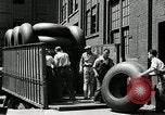 Standbild Arbeitnehmer rolling große Reifen Schläuche Akron Ohio USA, 1941, aus Sekunde 27 historischem Filmmaterial Videoclip 65675030483
