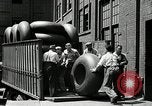 Standbild Arbeitnehmer rolling große Reifen Schläuche Akron Ohio USA, 1941, aus Sekunde 28 historischem Filmmaterial Videoclip 65675030483