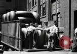 Standbild Arbeitnehmer rolling große Reifen Schläuche Akron Ohio USA, 1941, aus Sekunde 29 historischem Filmmaterial Videoclip 65675030483