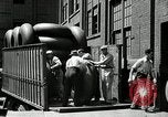 Standbild Arbeitnehmer rolling große Reifen Schläuche Akron Ohio USA, 1941, aus Sekunde 30 historischem Filmmaterial Videoclip 65675030483