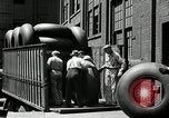 Standbild Arbeitnehmer rolling große Reifen Schläuche Akron Ohio USA, 1941, aus Sekunde 31 historischem Filmmaterial Videoclip 65675030483