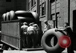 Standbild Arbeitnehmer rolling große Reifen Schläuche Akron Ohio USA, 1941, aus Sekunde 32 historischem Filmmaterial Videoclip 65675030483