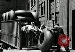 Standbild Arbeitnehmer rolling große Reifen Schläuche Akron Ohio USA, 1941, aus Sekunde 33 historischem Filmmaterial Videoclip 65675030483