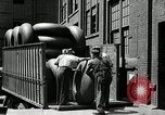 Standbild Arbeitnehmer rolling große Reifen Schläuche Akron Ohio USA, 1941, aus Sekunde 34 historischem Filmmaterial Videoclip 65675030483