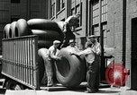 Standbild Arbeitnehmer rolling große Reifen Schläuche Akron Ohio USA, 1941, aus Sekunde 35 historischem Filmmaterial Videoclip 65675030483
