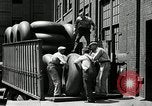 Standbild Arbeitnehmer rolling große Reifen Schläuche Akron Ohio USA, 1941, aus Sekunde 36 historischem Filmmaterial Videoclip 65675030483
