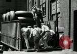 Standbild Arbeitnehmer rolling große Reifen Schläuche Akron Ohio USA, 1941, aus Sekunde 37 historischem Filmmaterial Videoclip 65675030483