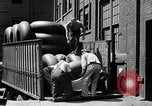 Standbild Arbeitnehmer rolling große Reifen Schläuche Akron Ohio USA, 1941, aus Sekunde 38 historischem Filmmaterial Videoclip 65675030483