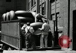 Standbild Arbeitnehmer rolling große Reifen Schläuche Akron Ohio USA, 1941, aus Sekunde 39 historischem Filmmaterial Videoclip 65675030483