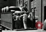 Standbild Arbeitnehmer rolling große Reifen Schläuche Akron Ohio USA, 1941, aus Sekunde 40 historischem Filmmaterial Videoclip 65675030483
