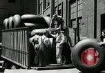 Standbild Arbeitnehmer rolling große Reifen Schläuche Akron Ohio USA, 1941, aus Sekunde 41 historischem Filmmaterial Videoclip 65675030483