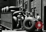 Standbild Arbeitnehmer rolling große Reifen Schläuche Akron Ohio USA, 1941, aus Sekunde 42 historischem Filmmaterial Videoclip 65675030483