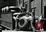 Standbild Arbeitnehmer rolling große Reifen Schläuche Akron Ohio USA, 1941, aus Sekunde 43 historischem Filmmaterial Videoclip 65675030483