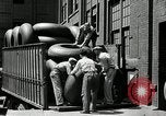 Standbild Arbeitnehmer rolling große Reifen Schläuche Akron Ohio USA, 1941, aus Sekunde 44 historischem Filmmaterial Videoclip 65675030483