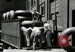 Standbild Arbeitnehmer rolling große Reifen Schläuche Akron Ohio USA, 1941, aus Sekunde 45 historischem Filmmaterial Videoclip 65675030483