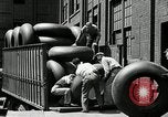 Standbild Arbeitnehmer rolling große Reifen Schläuche Akron Ohio USA, 1941, aus Sekunde 46 historischem Filmmaterial Videoclip 65675030483
