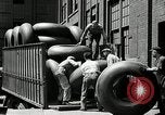Standbild Arbeitnehmer rolling große Reifen Schläuche Akron Ohio USA, 1941, aus Sekunde 47 historischem Filmmaterial Videoclip 65675030483