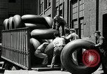 Standbild Arbeitnehmer rolling große Reifen Schläuche Akron Ohio USA, 1941, aus Sekunde 48 historischem Filmmaterial Videoclip 65675030483