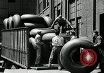 Standbild Arbeitnehmer rolling große Reifen Schläuche Akron Ohio USA, 1941, aus Sekunde 49 historischem Filmmaterial Videoclip 65675030483