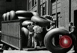 Standbild Arbeitnehmer rolling große Reifen Schläuche Akron Ohio USA, 1941, aus Sekunde 50 historischem Filmmaterial Videoclip 65675030483