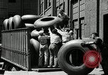 Standbild Arbeitnehmer rolling große Reifen Schläuche Akron Ohio USA, 1941, aus Sekunde 51 historischem Filmmaterial Videoclip 65675030483