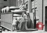 Standbild Arbeitnehmer rolling große Reifen Schläuche Akron Ohio USA, 1941, aus Sekunde 52 historischem Filmmaterial Videoclip 65675030483