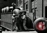 Standbild Arbeitnehmer rolling große Reifen Schläuche Akron Ohio USA, 1941, aus Sekunde 54 historischem Filmmaterial Videoclip 65675030483