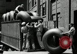 Standbild Arbeitnehmer rolling große Reifen Schläuche Akron Ohio USA, 1941, aus Sekunde 55 historischem Filmmaterial Videoclip 65675030483